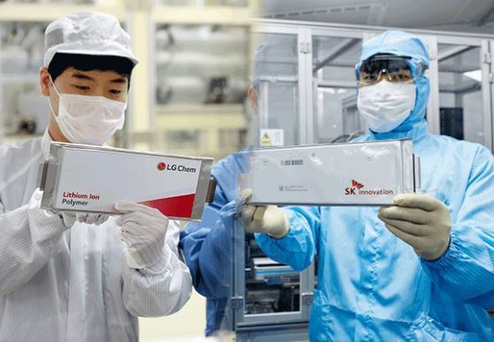 LG Chem researcher (left) and SK Innovation researcher each hold up their company's battery (LG Chem/SK Innovation)