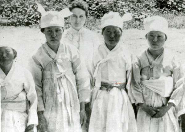 노블 부인(왼쪽 세 번째)이 평양의 전도부인들과 함께한 모습. 한국기독교역사연구소 제공
