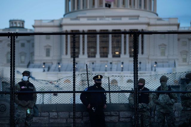 미국 워싱턴 의회에서 7일(현지시간) 경찰들이 경계 근무를 서고 있다. AFP연합뉴스