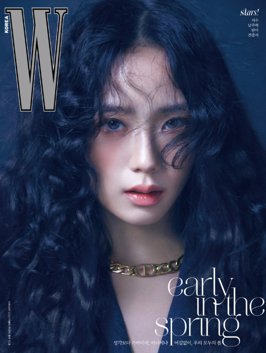 Group BLACKPINK JiSoo has decorated the magazine cover.On the 16th, magazine W. Korea released a picture of JiSoo, which featured the cover of the February 2021 issue.W. Korea explained, It is an original picture that captures the opposite charm of warmth and strength at the same time.JiSoo in the picture is making a hippie firm with strong curls and staring at the camera in front of him.JiSoo has created a dreamy atmosphere with ball touch and moist lip makeup that runs from under the eyes.JiSoo paired V-neck clothing with a bold chain jewelery and added intensity.Meanwhile, BLACKPINK, which JiSoo belongs to, will hold a live stream concert The Show (THE SHOW) at 2 p.m. on the 31st (Korea time).