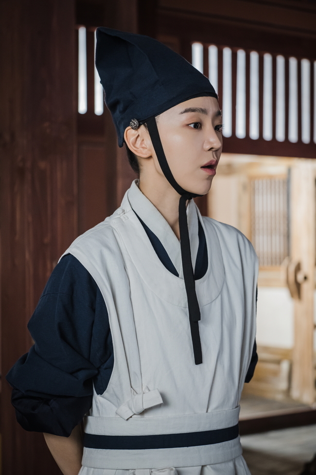 Queen Cheorin Shin Hye-sun takes out the world cooking machine again.The TVN Saturday drama Queen Cheorin released a picture of the heavy-duty Kim So-yong (Shin Hye-sun), who made a surprise transformation with Suragans mastery on January 15.Kim So-yong raises his curiosity about what else he will do and turn the palace over.In the last broadcast, the irregularities of the Notachi couple Kim So-yong and Cheoljong (Kim Jung-hyun) were drawn interestingly.The pressure of the Great King (Bae Jong-ok) to detect the suspicious move of Cheoljong and break his wings also increased.Kim So-yong and Chul-jong, who started to be attracted to each other, raised expectations for future development, as to what variables will act as a variable in the power structure that fluctuates.Meanwhile, Kim So-yongs appearance of transforming into Suragans mastery in the public photos and showing off his handsome (good-looking Kim + pretty) stimulates curiosity.Kim So-yong, who surprised everyone with his fresh recipe every time, took out a cooking machine that he had never heard before, and made the eyes of Colonel Suk-su Manbok (Kim In-kwon) widen.The main character is Potato, a whirlwind, and the face of a full-bodied face that causes a co-earthquake in the spectacular transform of Potato, which is the first time in his life, gives a smile.In the photo, the scenery of Suragan, which fell into the Potato cutting trilogy, was also captured. Kim So-yong, who passed the recipe by the command of the Great King, felt a strange sense of crisis.Kim So-yong, who has to prove his existence value to survive, recalls K-Beauty on behalf of cooking as a survival strategy.He even turned his back and took out the Potato card, which focuses attention on why.The modern recipe and K-Beauty, shown by Kim So-yong in Queen Cheorin, are adding dramatic fun to the device that makes use of the charm of fusion historical comedy.Kim So-yong, who has a brilliant creativity in the 11th and 12th broadcasts this week, continues to play.The iron bell, which failed to acquire a secret book, moves to create another opportunity.There will be an unexpected event at the Suri Day banquet and it will be a decisive turning point, he said. With the change of Kim So-yong and Chul-jong, who are experiencing a strong in-house irregularity,I hope you expect the second act that has become more exciting in the change. 