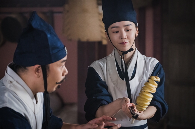 Queen Cheorin Shin Hye-sun takes out the world cooking machine again.The TVN Saturday drama Queen Cheorin released a picture of the heavy-duty Kim So-yong (Shin Hye-sun), who made a surprise transformation with Suragans mastery on January 15.Kim So-yong raises his curiosity about what else he will do and turn the palace over.In the last broadcast, the irregularities of the Notachi couple Kim So-yong and Cheoljong (Kim Jung-hyun) were drawn interestingly.The pressure of the Great King (Bae Jong-ok) to detect the suspicious move of Cheoljong and break his wings also increased.Kim So-yong and Chul-jong, who started to be attracted to each other, raised expectations for future development, as to what variables will act as a variable in the power structure that fluctuates.Meanwhile, Kim So-yongs appearance of transforming into Suragans mastery in the public photos and showing off his handsome (good-looking Kim + pretty) stimulates curiosity.Kim So-yong, who surprised everyone with his fresh recipe every time, took out a cooking machine that he had never heard before, and made the eyes of Colonel Suk-su Manbok (Kim In-kwon) widen.The main character is Potato, a whirlwind, and the face of a full-bodied face that causes a co-earthquake in the spectacular transform of Potato, which is the first time in his life, gives a smile.In the photo, the scenery of Suragan, which fell into the Potato cutting trilogy, was also captured. Kim So-yong, who passed the recipe by the command of the Great King, felt a strange sense of crisis.Kim So-yong, who has to prove his existence value to survive, recalls K-Beauty on behalf of cooking as a survival strategy.He even turned his back and took out the Potato card, which focuses attention on why.The modern recipe and K-Beauty, shown by Kim So-yong in Queen Cheorin, are adding dramatic fun to the device that makes use of the charm of fusion historical comedy.Kim So-yong, who has a brilliant creativity in the 11th and 12th broadcasts this week, continues to play.The iron bell, which failed to acquire a secret book, moves to create another opportunity.There will be an unexpected event at the Suri Day banquet and it will be a decisive turning point, he said. With the change of Kim So-yong and Chul-jong, who are experiencing a strong in-house irregularity,I hope you expect the second act that has become more exciting in the change. 