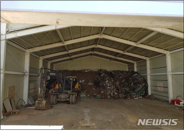 [전주=뉴시스] 전북도 특별사법경찰팀이 적발한 익산의 사업장폐기물 현장.