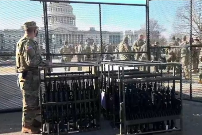 미국 워싱턴DC 의사당 앞에서 방위군들이 소총을 배분하고 있다. 폭스뉴스 캡처