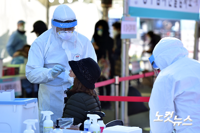 임시 선별진료소에 시민들이 신종 코로나바이러스 감염증(코로나19) 검사를 받고 있다. 윤창원 기자