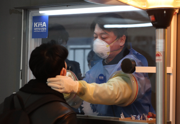 - 안철수 국민의당 대표가 15일 오전 서울광장에 마련된 임시 선별검사소에서 검체를 채취하는 의료자원봉사를 하고 있다.국회사진기자단