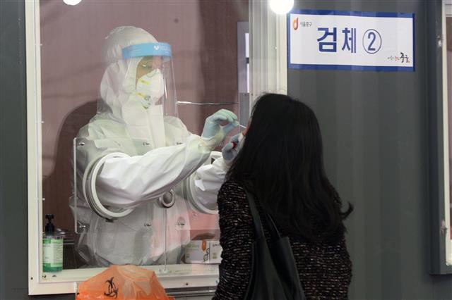 - 15일 오전 서울역 광장에 마련된 신종 코로나바이러스 감염증(코로나19) 임시선별진료소에서 시민이 검사를 받고 있다. 2021.1.15 뉴스1