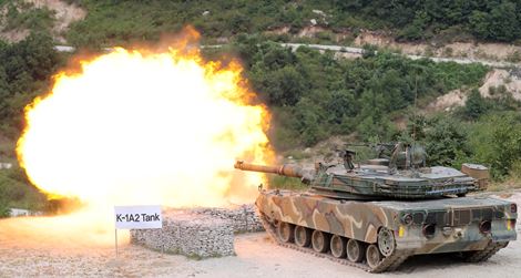 대한민국방위산업전에서 K-1A2 전차가 사격을 하고 있다. 사진=뉴스1