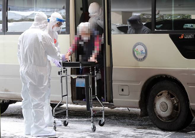 지난 8일 오후 광주 북구 헤아림요양병원으로 집단감염이 발생한 효정요양병원의 비확진 환자들이 이송되고 있다. (사진=연합뉴스)