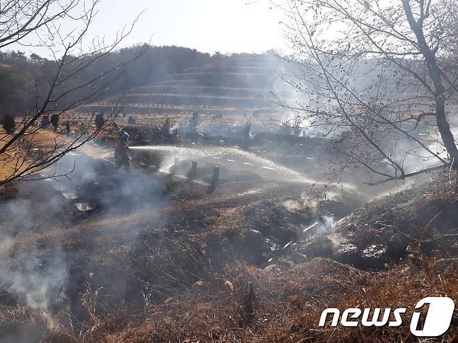 16일 낮 12시46분쯤 여수시 봉두 영락공원 내에서 화재가 발생한 가운데 출동한 소방당국이 진화작업을 벌이고 있다.(여수소방서 제공) 2020.1.16/뉴스1 © News1 전원 기자