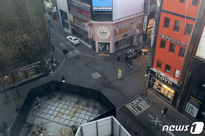 정부가 수도권 거리두기 2.5단계·비수도권 2단계를 2주간 연장하기로 한 16일 서울 중구 명동 거리가 한산한 모습을 보이고 있다./뉴스1 © News1 이동해 기자