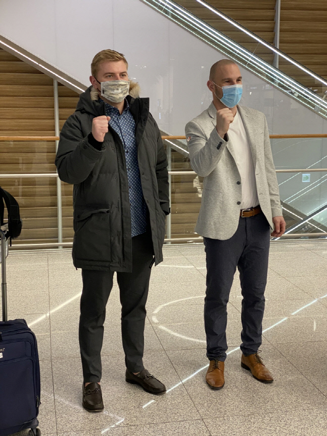 SK 제이미 로맥(오른쪽)과 아티 르위키가 16일 인천국제공항에서 포즈를 취하고 있다. 제공=SK와이번스