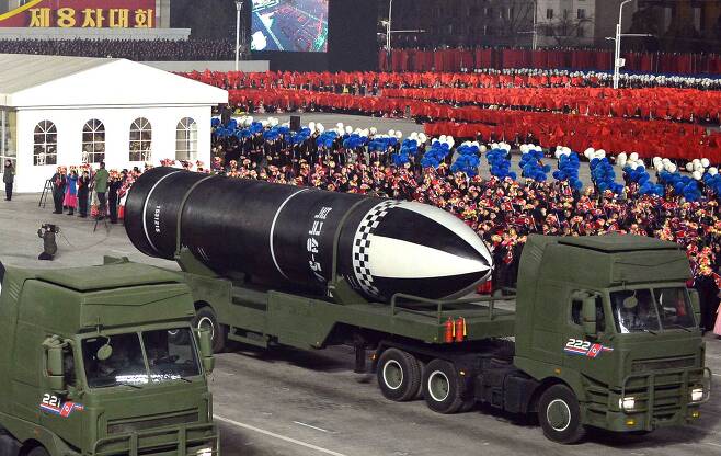 14일 북한 열병식에 신형 잠수함 발사 탄도미사일(SLBM)이 등장하고 있다. /연합뉴스
