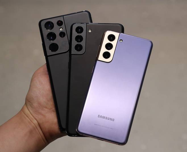 삼성에서 출시한 갤럭시 S21, S21 +, S21 울트라(오른쪽부터)의 후면 모습 / 오종찬 기자