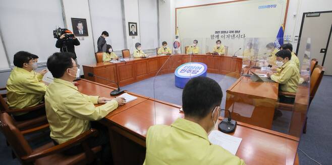 이낙연 더불어민주당 대표가 15일 오전 서울 여의도 국회에서 열린 최고위원회의에서 발언을 하고 있다. (공동취재사진) 뉴시스