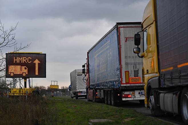 지난 15일 잉글랜드 동남부 애시포드의 한 검문소에서 화물트럭들이 통관절차를 위해 줄을 서서 기다리고 있다. /AFP 연합뉴스