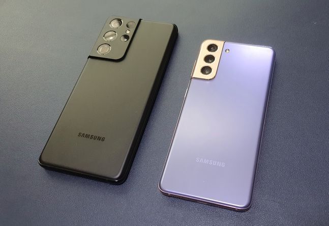 삼성전자 스마트폰 ‘갤럭시S21 울트라’(왼쪽)와 ‘갤럭시S21’.ⓒ데일리안 김은경 기자