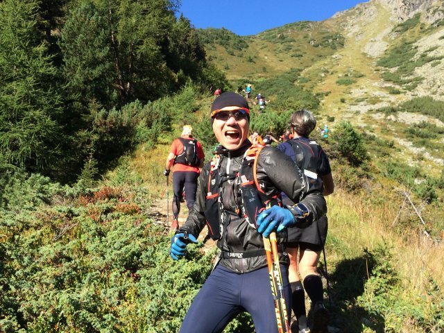 정민호 대표가 2018년 독일에서 오스트리아를 거쳐 이탈리아로 골인하는 273.8km 트렌스알파인 대회에서 산을 오르며 포효하고 있다. 정민호 대표 제공.