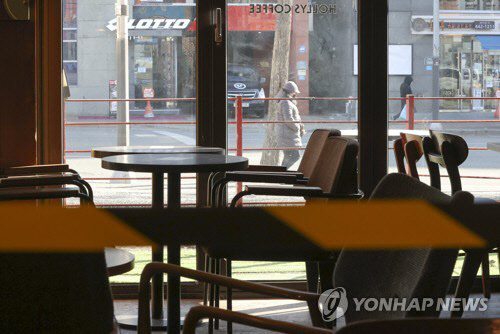 국내 코로나19 신규 확진자가 16일 0시 기준 580명을 기록했다. 객장 내 영업이 금지된 카페 모습.  연합뉴스