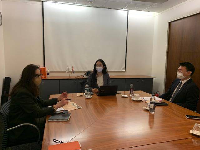 14일 주한 네덜란드대사관에서 겔라레 나더르(왼쪽) 농무참사관과 강병규 올가홀푸드 대표가 음식물쓰레기 줄이기 캠페인에 대해 대화를 하고 있다. 손성원 기자