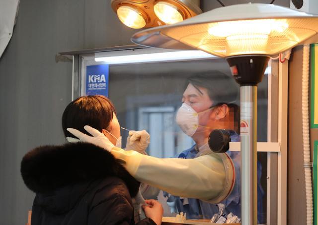 안철수 국민의당 대표가 15일 오전 서울광장에 마련된 임시 선별검사소에서 검체를 채취하는 의료자원봉사를 하고 있다.국회사진기자단