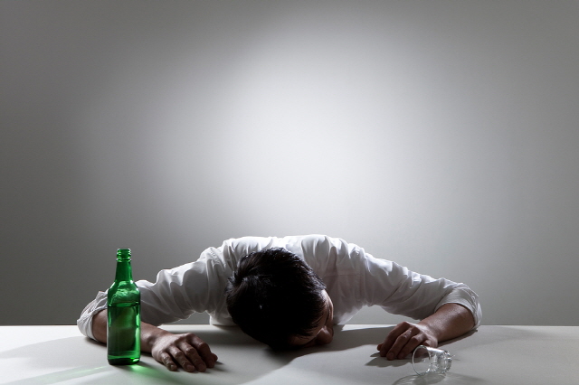 술의 주성분인 알코올은 몸속에 들어오면 두통과 숙취를 일으키는 독성물질인 ‘아세트알데히드’로 분해되며, 이는 다시 아세트산으로 분해되어 몸 밖으로 배출된다. 결국 이 두가지 과정이 진행되는 속도가 알코올 분해 능력​이다./클립아트코리아 제공