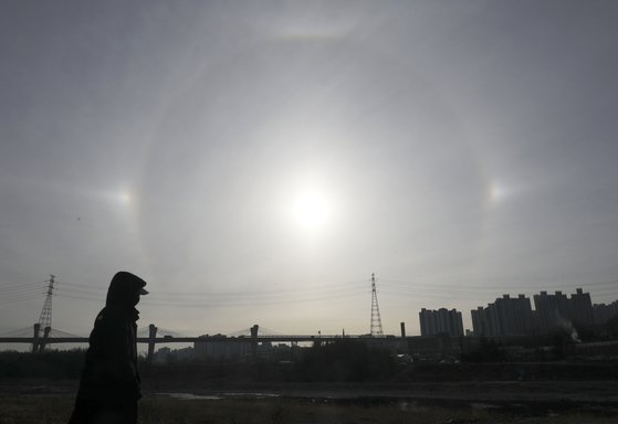 지난 11일 오전 울산 태화강 상공에 태양이 3개로 보이는 환일현상이 포착돼 눈길을 끌고 있다. 뉴스1