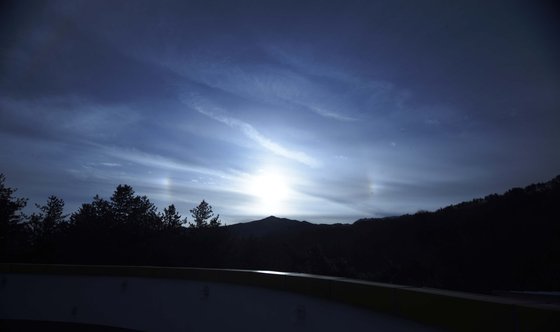 지난해 1월 16일 오전 경남 거창 상공에 태양이 3개로 보이는 환일현상이 나타나 있다. 연합뉴스