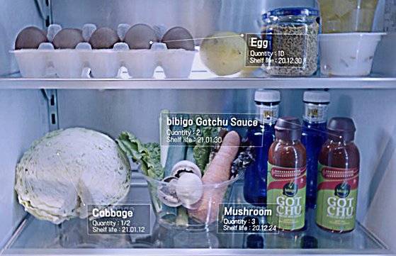 냉장고 문을 열지 않고도, 내부에 있는 식재료를 스마트폰으로 확인할 수 있다. 사진 CJ올리브네트웍스