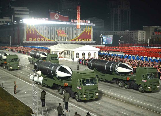 14일 북한이 제8차 노동당 대회를 기념하는 군 열병식을 평양 김일성광장에서 열었다. 열병식에서는 신형으로 추정되는 잠수함발사탄도미사일(SLBM) '북극성-5ㅅ'이 등장했다. 지난해 당 창건 75주년(10월10일) 기념 열병식에서는 '북극성-4ㅅ'을 공개했다. [사진 뉴스1]