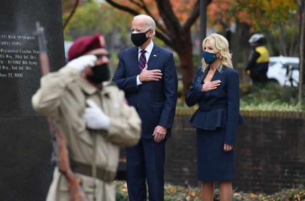 조 바이든 미국 대통령 당선인이 지난해 11월 대선 승리 나흘 만에 재향군인의 날을 맞아 한국전 기념비를 찾은 모습.  /연합뉴스