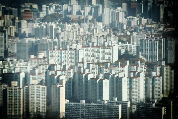 새해 들어 집값이 더 뛰면서 이젠 서울에서 외곽지역 아파트들도 10억원은 있어야 매매가 가능하다. 영등포구 63스퀘어에서 바라본 서울 시내 아파트 모습. /연합뉴스