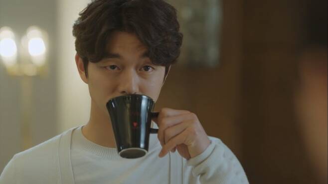 ▲사진=드라마 ‘도깨비’에서 김신(공유)가 인스턴트 커피를 마시고 있다. tvN 