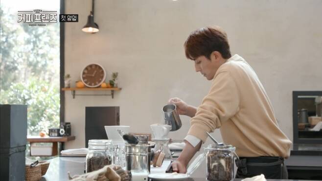 ▲사진=카페 소재 예능 ‘커피프렌즈’에서 배우 손호준이 핸드드립을 하고 있다. tvN