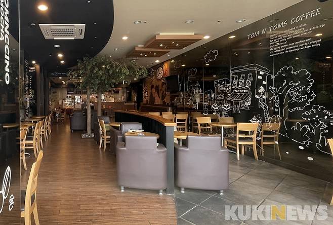 ▲사진=서울 시내 한 카페에 의자와 테이블이 비어있다. 박태현 기자