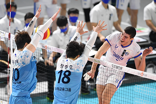 삼성화재의 새 외국인 선수 마테우스(오른쪽)가 16일 열린 2020-21시즌 V리그 남자부 우리카드전에서 공격을 시도하고 있다. 대체 외국인 선수로 삼성화재와 계약한 후 첫 번째 경기였다. 사진=한국배구연맹 제공