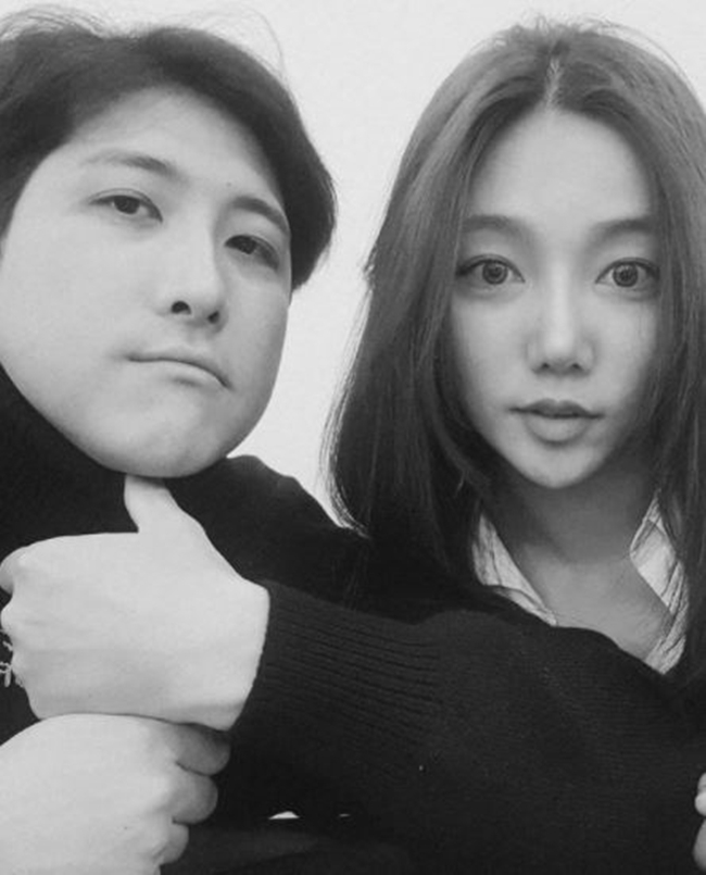 Actor Lee Chae-young and baseball player Hwang Jae-gyun boasted of their unexpected friendship.Lee Chae-young said on January 16th, I am surprised that it is the first photo in four years since I knew you.It may be the last picture, so make it a heirloom # chatter # I live alone and go to the house # I have a good drink # I have eaten. The photo shows Lee Chae-young and Hwang Jae-gyun leaning friendly to each other. The two convey the atmosphere of affection.Hwang Jae-gyun, who saw Lee Chae-youngs cute bruise, laughed after leaving a comment saying, I will marry you one year older than me.