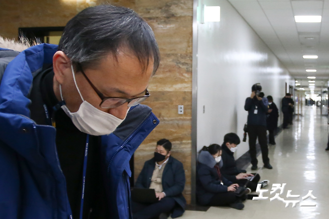 박주민 더불어민주당 의원이 고개를 숙이고 있다. 윤창원 기자