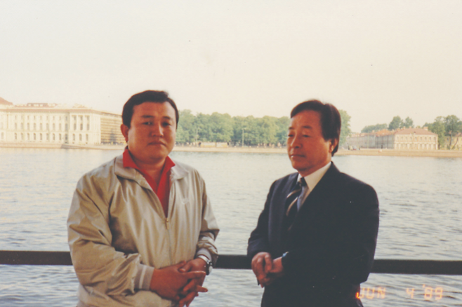 한-소 수교 전인 1989년 6월 상트페테르부르크 네바 강변에서 당시 통일민주당 김영삼 총재(오른쪽)와 저자 이정식 전 CBS사장. 한결미디어 제공
