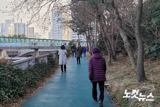 16일 해운대구 대천공원에서 마스크를 쓴채 걷고 있는 시민들. 박창호 기자