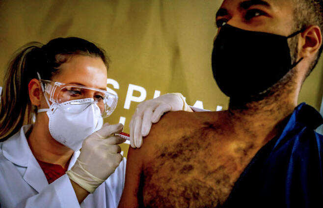 중국 제약업체 시노백 백신 임상시험에서 브라질 참가자가 접종받는 모습(사진=AFP)