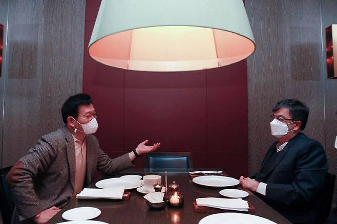 송영길(왼쪽) 국회 외교통일위원장과 사이드 샤베스타리 주한 이란대사가 17일 대화를 하고 있다. (사진=송영길 의원 페이스북)
