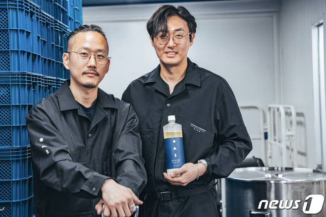 (왼쪽부터) 고성용 한강주조 대표, 이상욱 한강주조 이사 (한강주조 제공) © 뉴스1