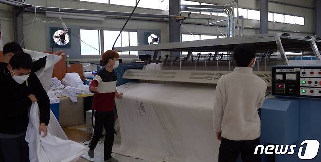 산업형 세탁공장인 (유)이화 직원들이 건조공정을 진행하고 있다. /© News1