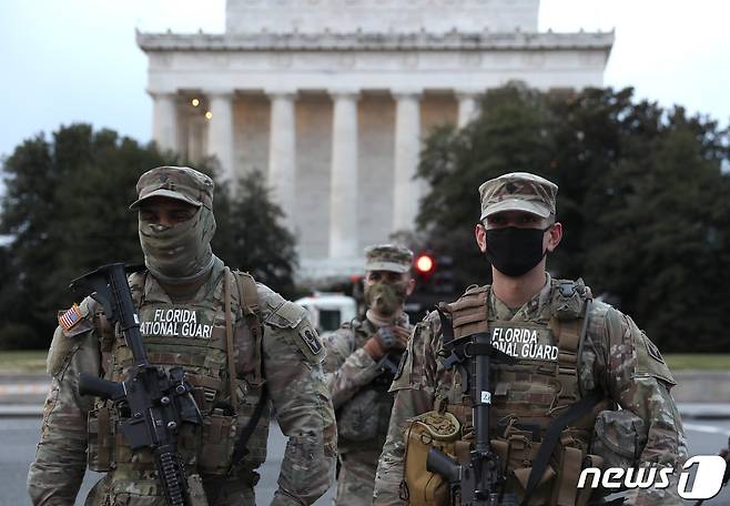 16일(현지시간) 미국 플로리다 주방위군 병사들이 워싱턴DC 링컨 기념관 밖에서 경비를 서고 있다. © AFP=뉴스1