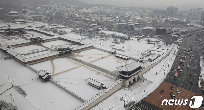 지난 13일 오전 서울 광화문 경복궁 일대가 전날 내린 폭설로 새하얀 눈 이불을 덮고 있다. 2021.1.13/뉴스1 © News1 박정호 기자