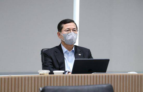 지난 15일 서울 을지로 신한카드 본사에서 열린 '2021년 상반기 사업전략회의'에서 임영진 신한카드 사장이 회의 내용을 경청하고 있다.