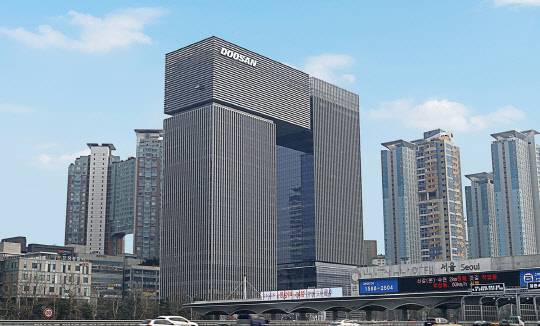 경기도 성남시 분당구에 있는 '분당두산타워' 신사옥 전경. 두산그룹은 오는 18일부터 두산중공업, 두산인프라코어 등 계열사 별로 순차 입주할 계획이다. <두산 제공>