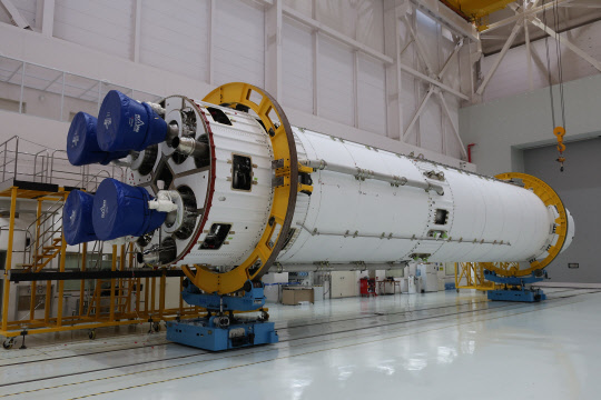 이 달 중에 종합연소시험에 들어가는 누리호의 1단 로켓 모습. 75톤 엔진 4기를 묶는 클러스터링 방식으로 제작됐다. 항우연 제공