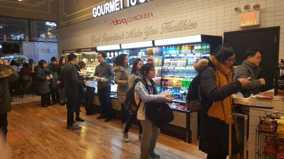 미국 뉴욕시민들이 코로나19 확산 이전 BBQ 뉴욕 맨하탄 32번가점의 '그랩 앤드 고(Grab & Go)' 섹션을 둘러보고 있다. BBQ 제공